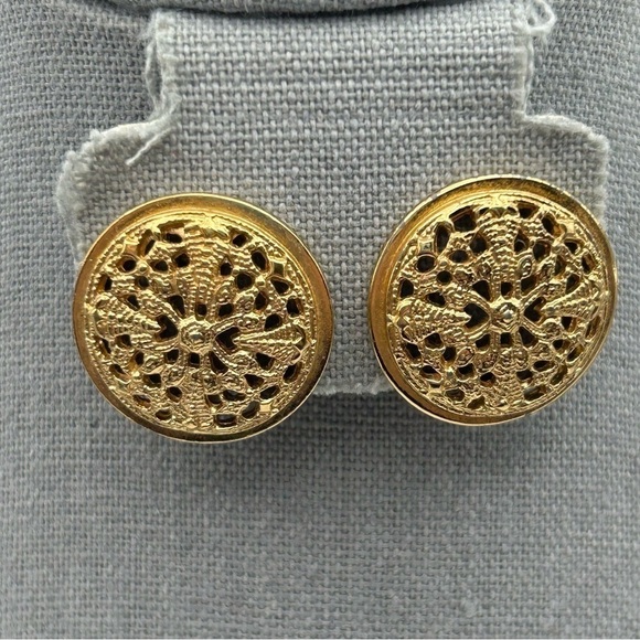 Vintage Monet Gold Tone Floral Round Medallion Button Dome Clip On Earrings - Picture 1 of 7